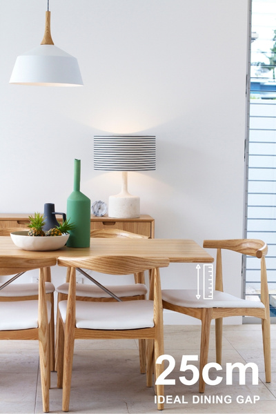 The Non-Negotiable 25cm Dining Chair Sizing Rule. Infographic illustrating the critical 25cm ideal dining gap between the chair seat and the underside of the table top.