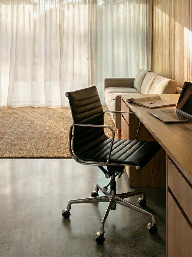 Replica Charles Eames Low Back Office Chair Replica Charles Eames Low Back Office Chair in Leather, perfect for working from home.