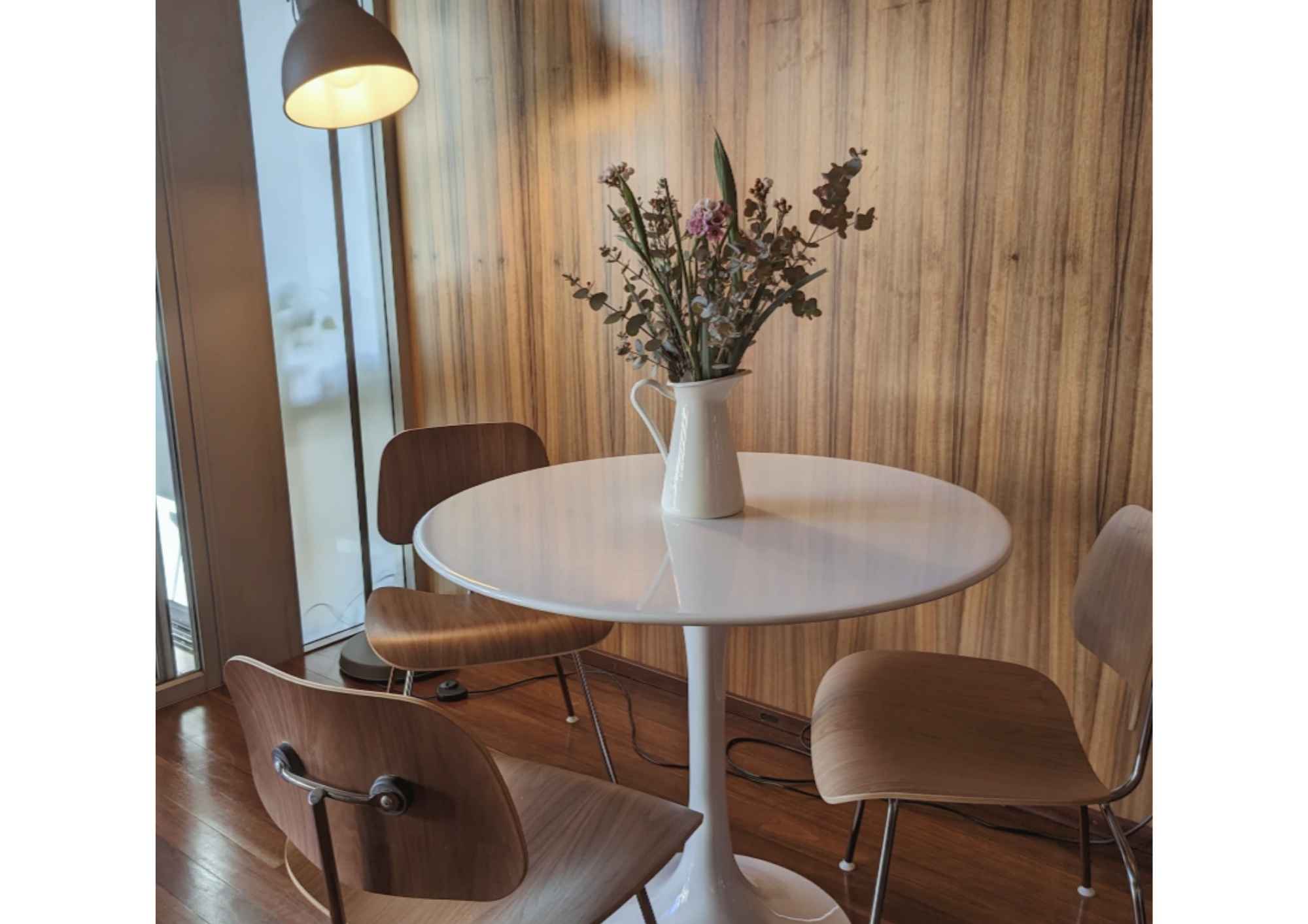 Iconic white Replica Eero Saarinen Tulip Dining Table in a stylish, light-filled dining room.